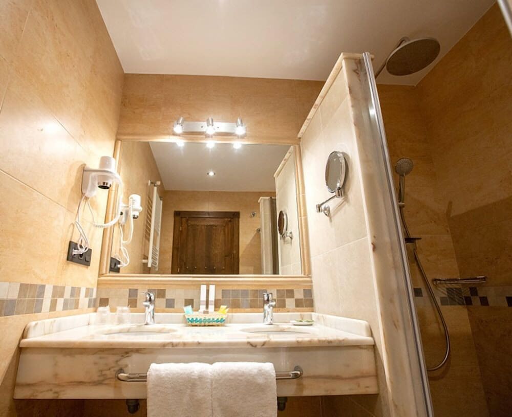 Standard Double or Twin Room - Photo 3