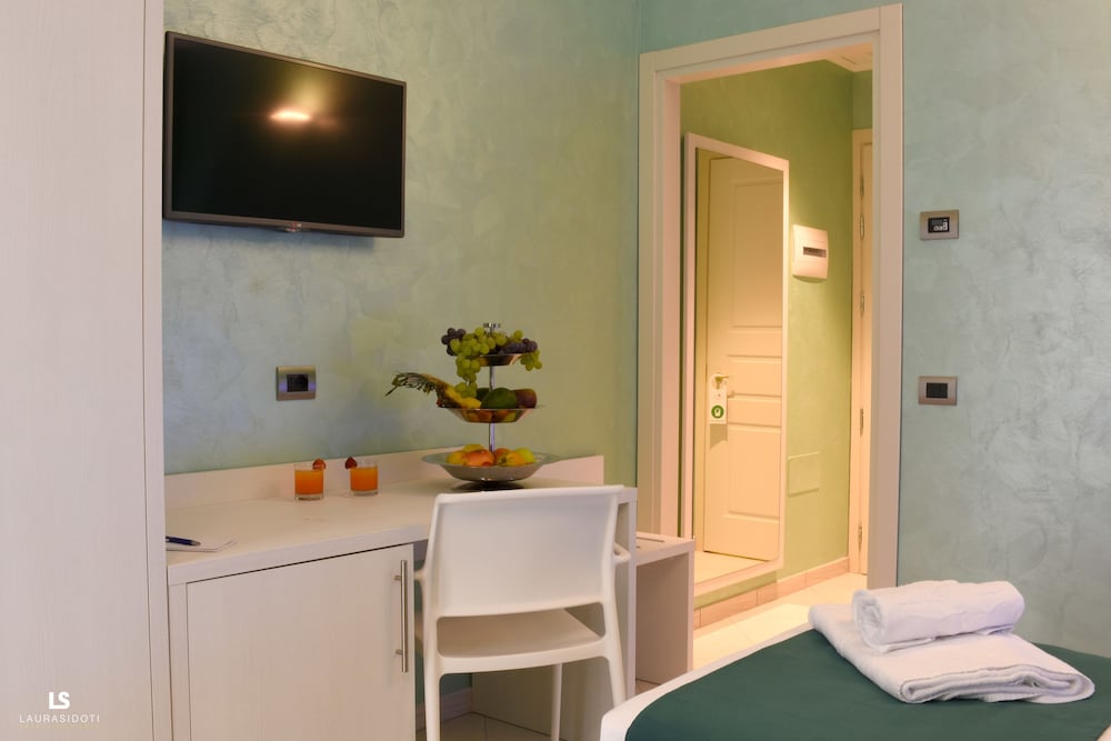 Classic Double Room Single Use photo 3