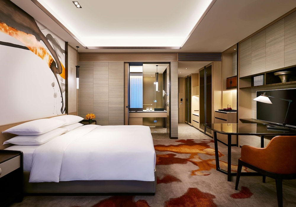 Deluxe Room, 1 King Bed, Accessible (Club) photo 1