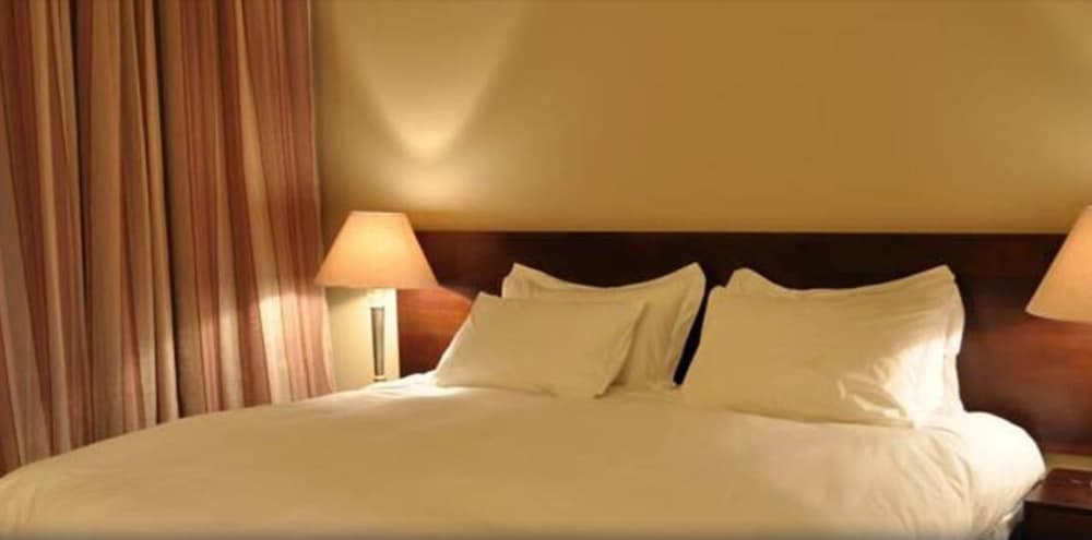 Standard Room, 1 King Bed, Pool View photo 3