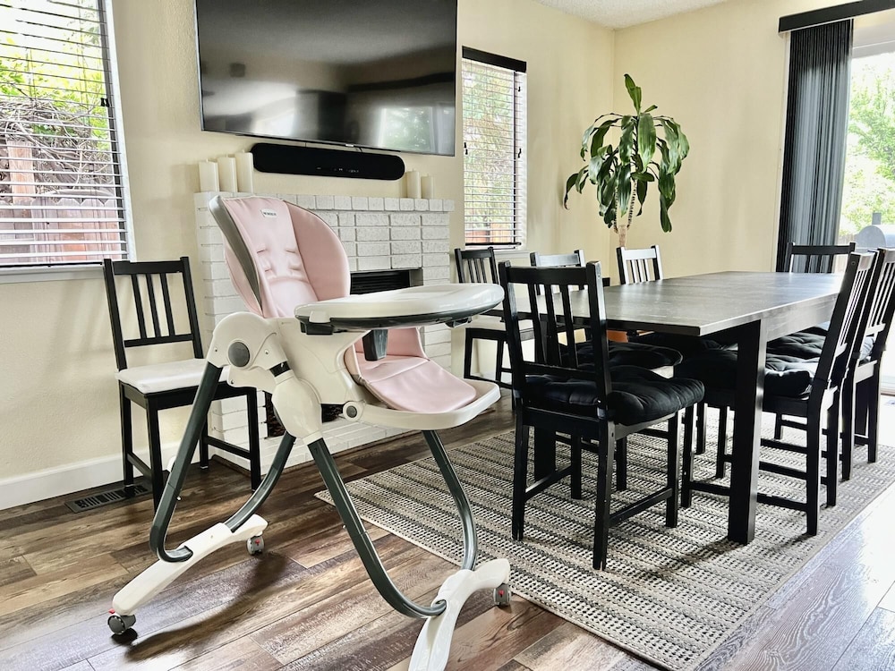 DT Reno - 4BR Home w Patio BBQ Grill Games Room, Photo 26