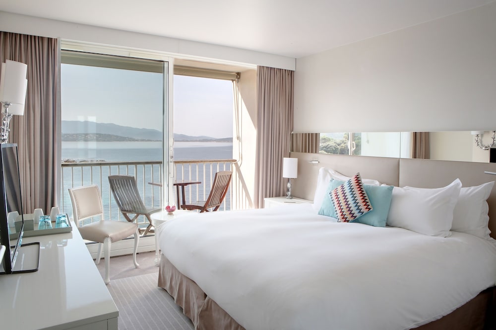 Chambre Classique vue mer avec balcon, 1 lit King photo 1