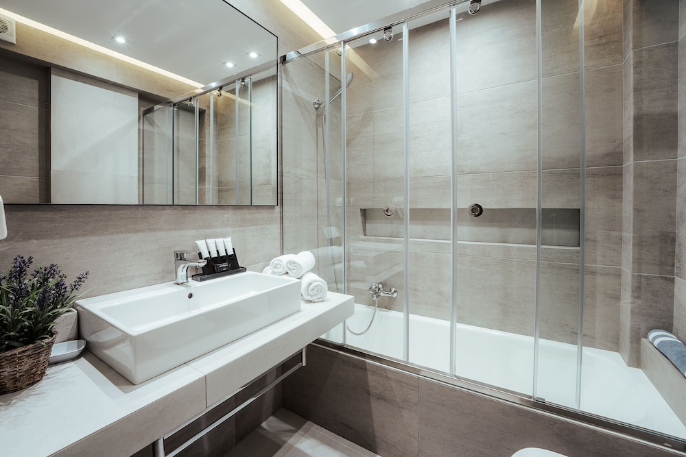 Luxury Suite - Photo 13