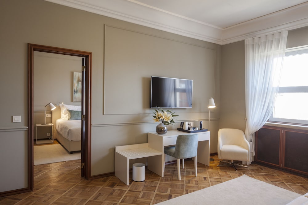 Executive Suite, City View - Photo 2