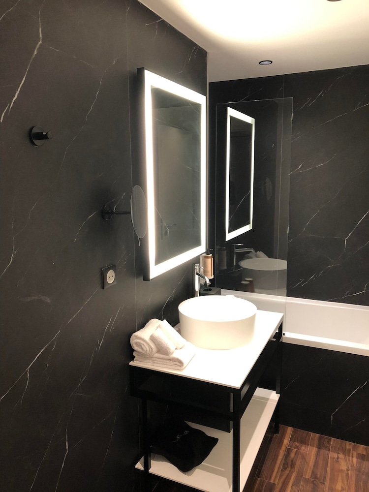 Executive Room, 1 King Bed, Non Smoking, Bathtub - Photo 6
