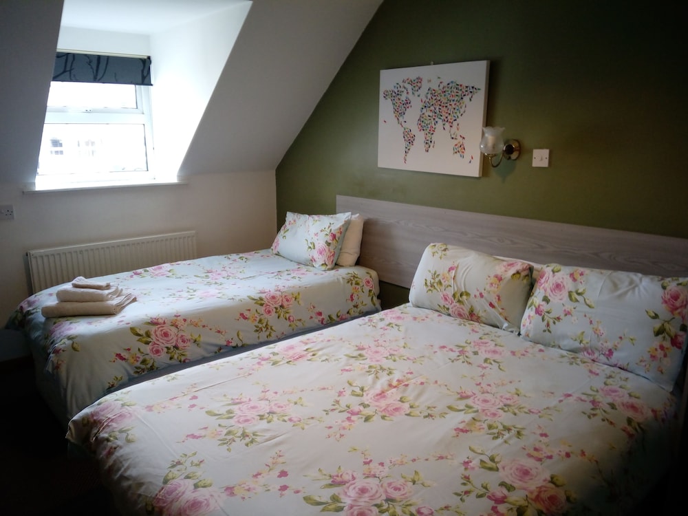 Hostel Twin - Ensuite photo 3