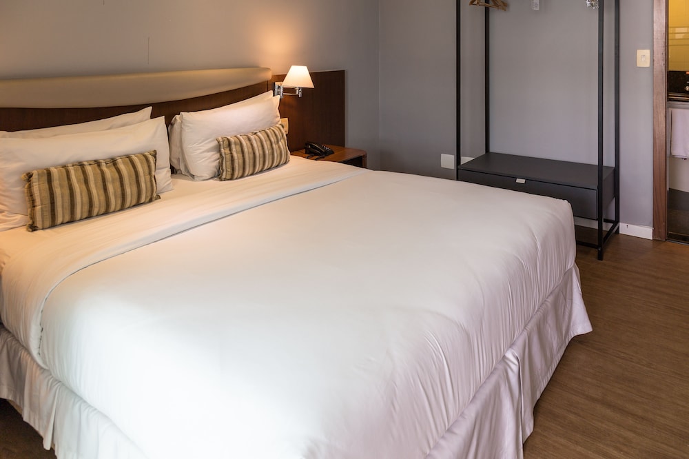 Deluxe Room, 1 Queen Bed photo 3
