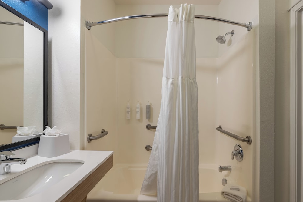 Room, 1 King Bed, Accessible, Bathtub (Mobility) - Photo 6
