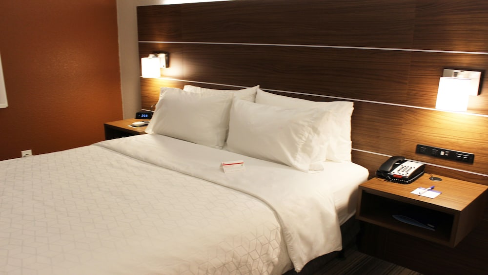 Standard Room, 1 Queen Bed, Accessible Bathtub (Communications) - Photo 1