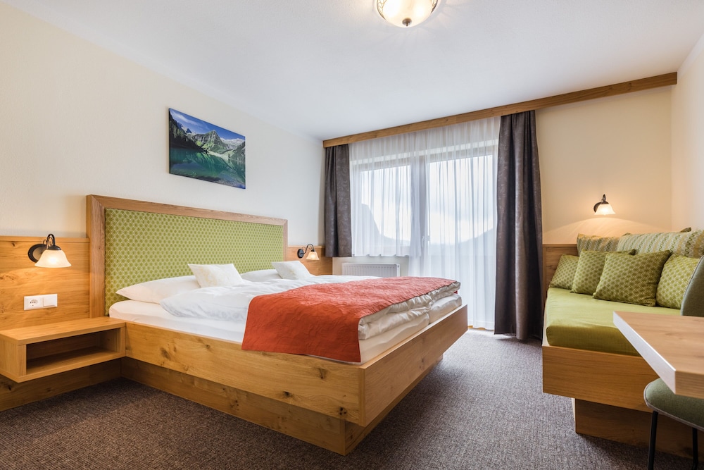 Basic Triple Room, 1 Bedroom, Balcony, Mountain View photo 3
