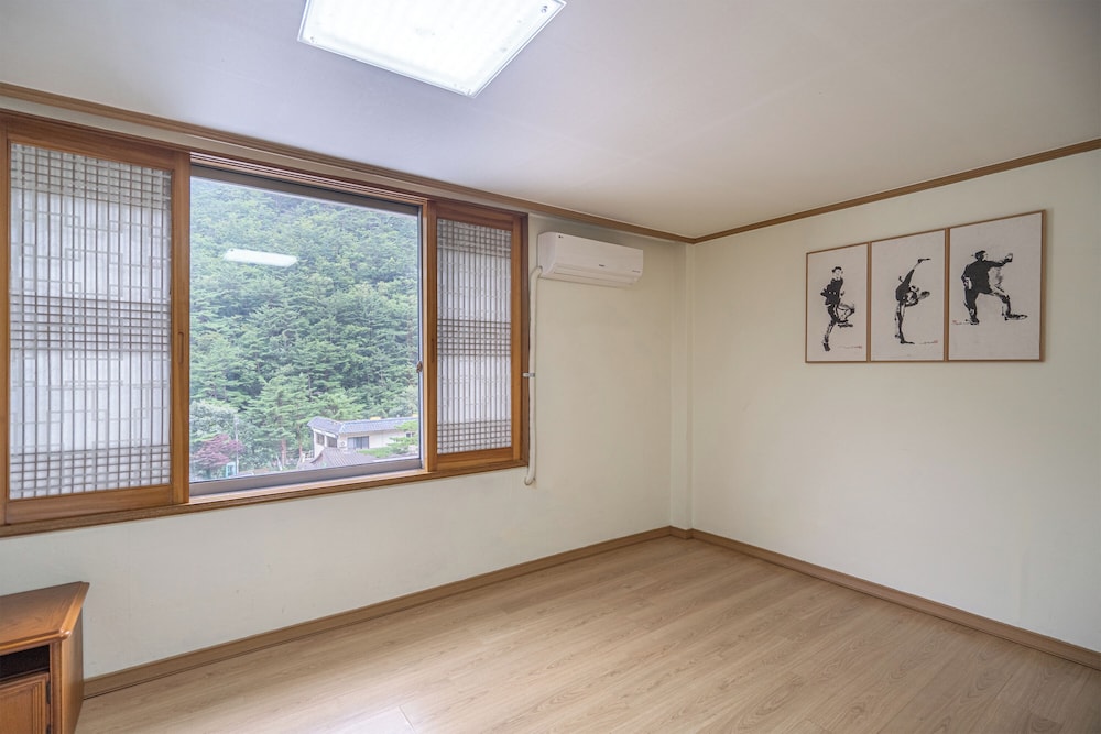 R03) Bed Room for 4 people (No Kitchenette) photo 1