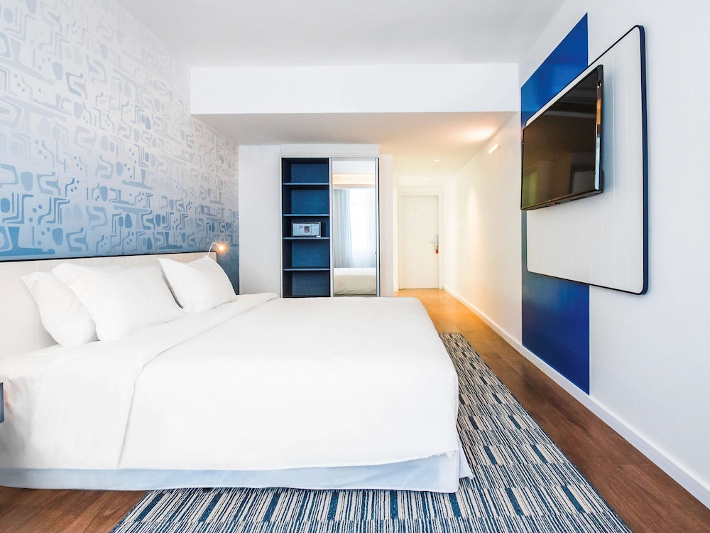 Executive Room, 1 Queen Bed, Partial Sea View