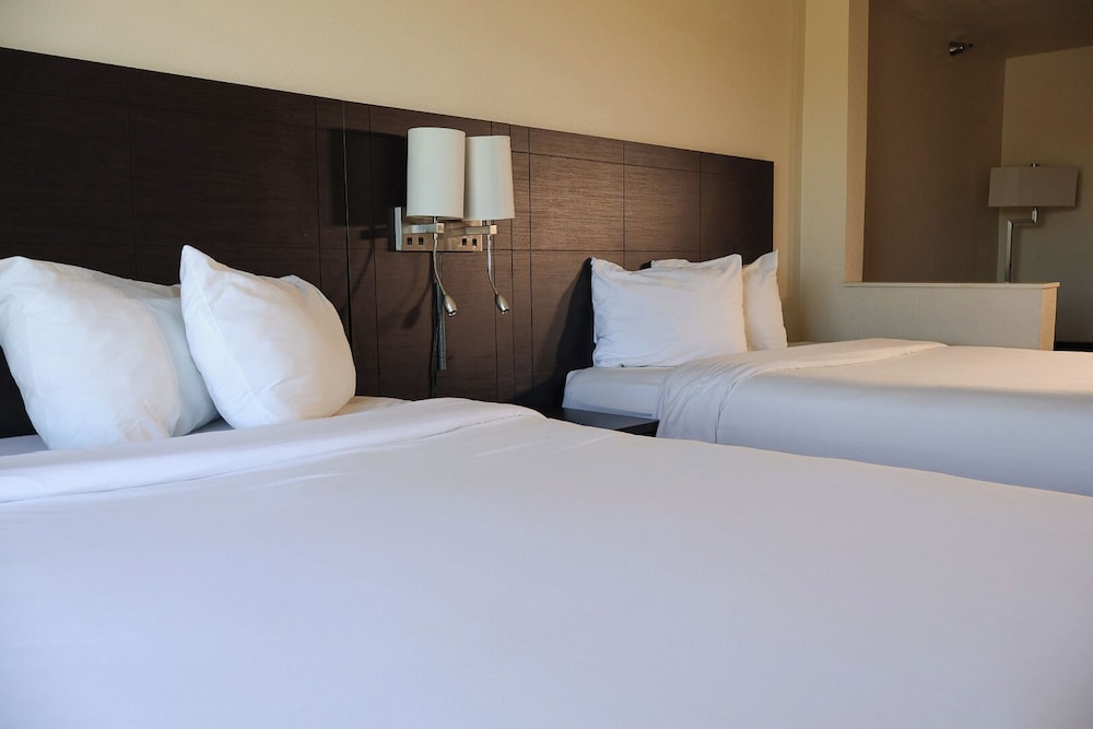 Junior Room, 2 Queen Beds photo 1