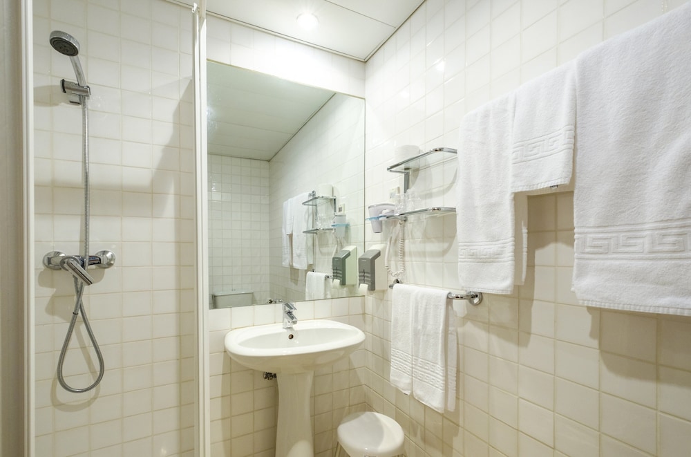 Twin Room - Photo 11