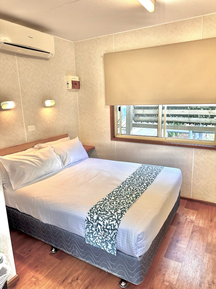 One Bedroom Cabin with Separate Bedroom (1 Bunk Bed) photo 1