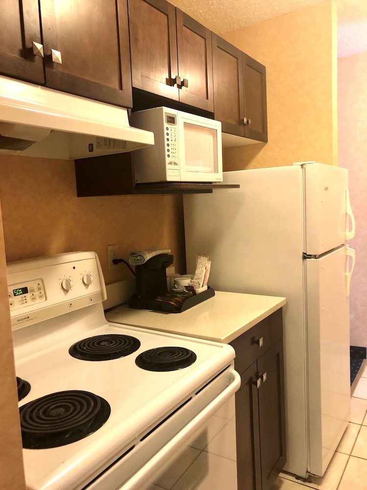 2 Bedroom Apartment, 1King, 1Queen, Non-Smoking, Full kitchen, living room with sofa bed - Photo 2
