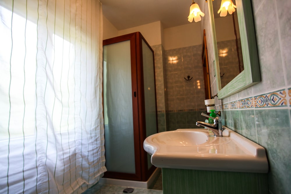 Room, 2 Queen Beds, Accessible (Mobility/Hearing Tub) - Photo 2