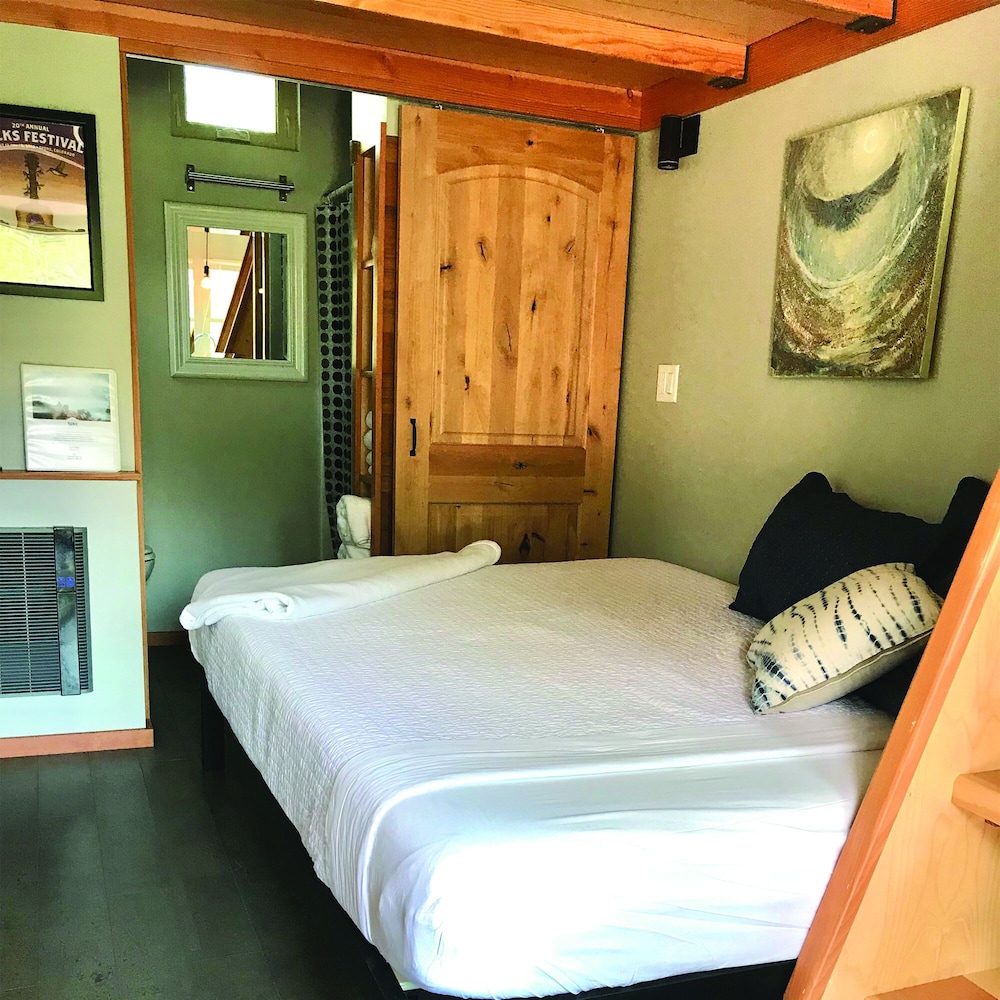 Deluxe Cabin, 2 Queen Beds, Park View photo 3