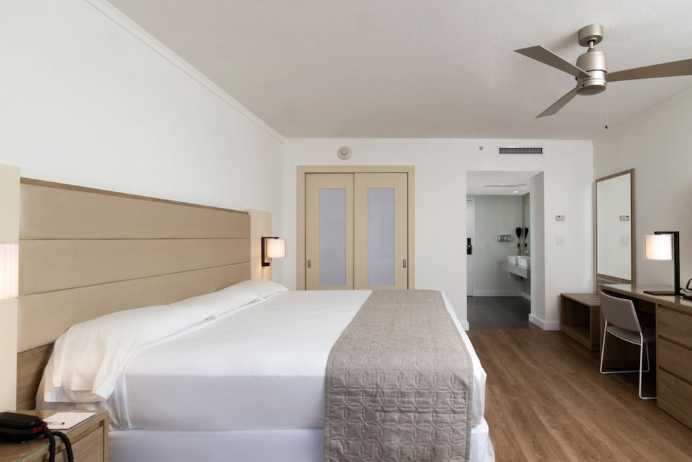 Deluxe Room, 1 King Bed, Partial Ocean View