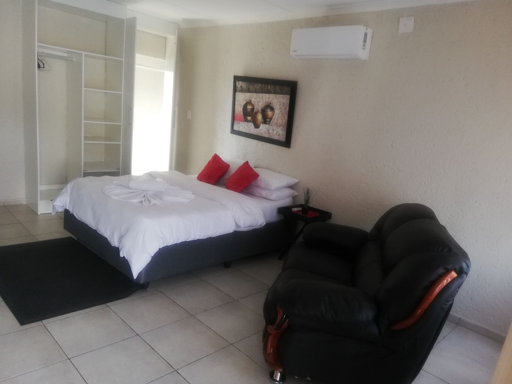 Deluxe Double Room, 4 Bedrooms photo 3