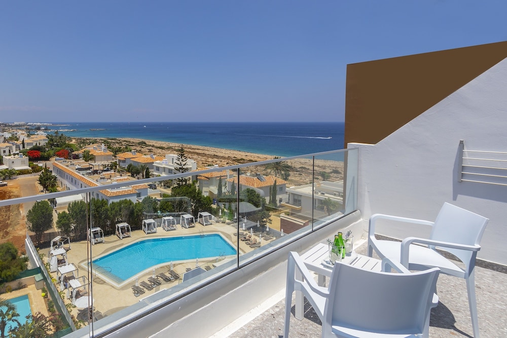 Room, Partial Sea View - Photo 4