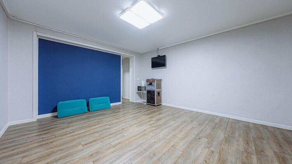 Room (day) - Photo 6