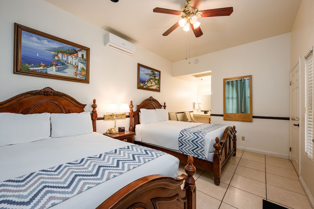 Standard Quadruple Room, Ensuite (Standard Two Queen Room ) photo 2