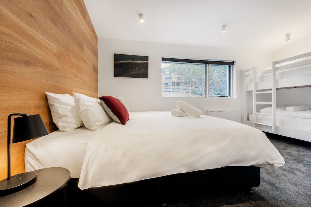 6 Share 2 Bedroom (2 King and 1 Bunk)