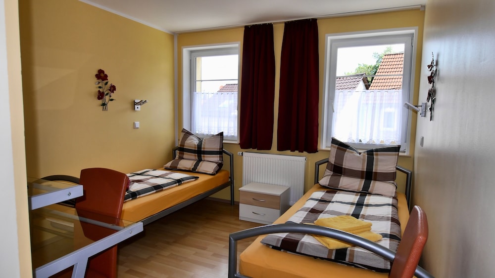 Economy Twin Room photo 1