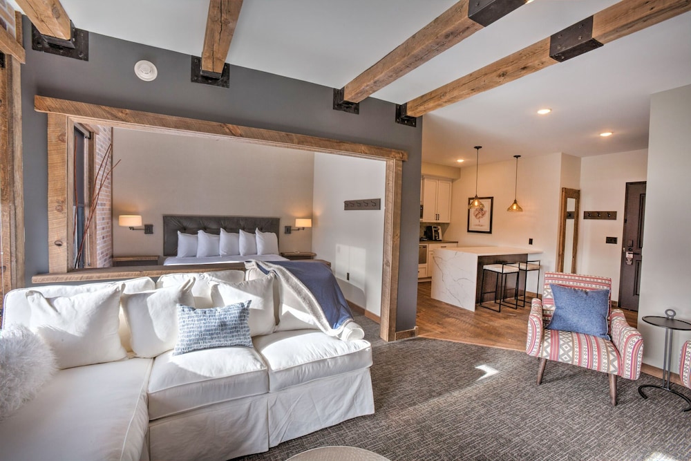 Deluxe Suite, 1 Bedroom - Photo 1
