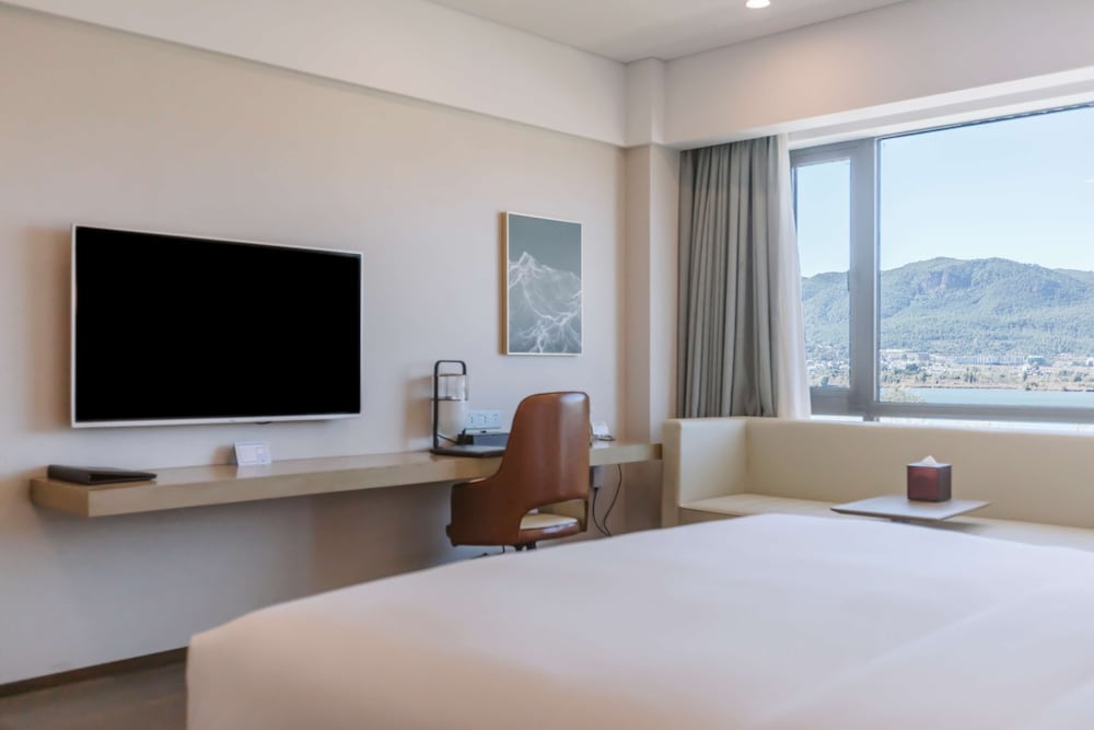 Deluxe Room, 1 King Bed - Photo 3