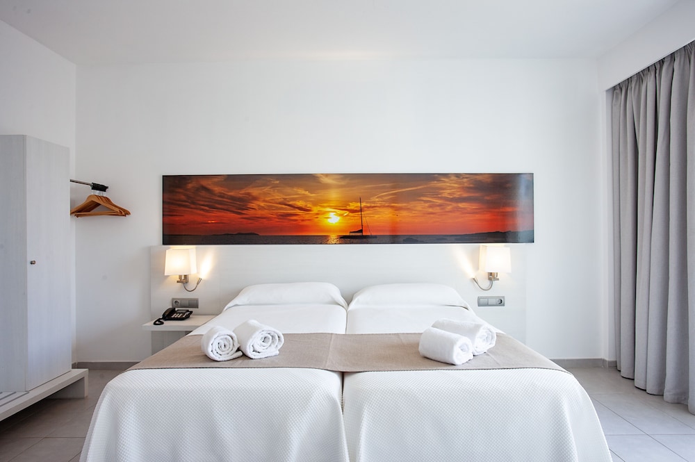 Quadruple Room, Balcony - Photo 14