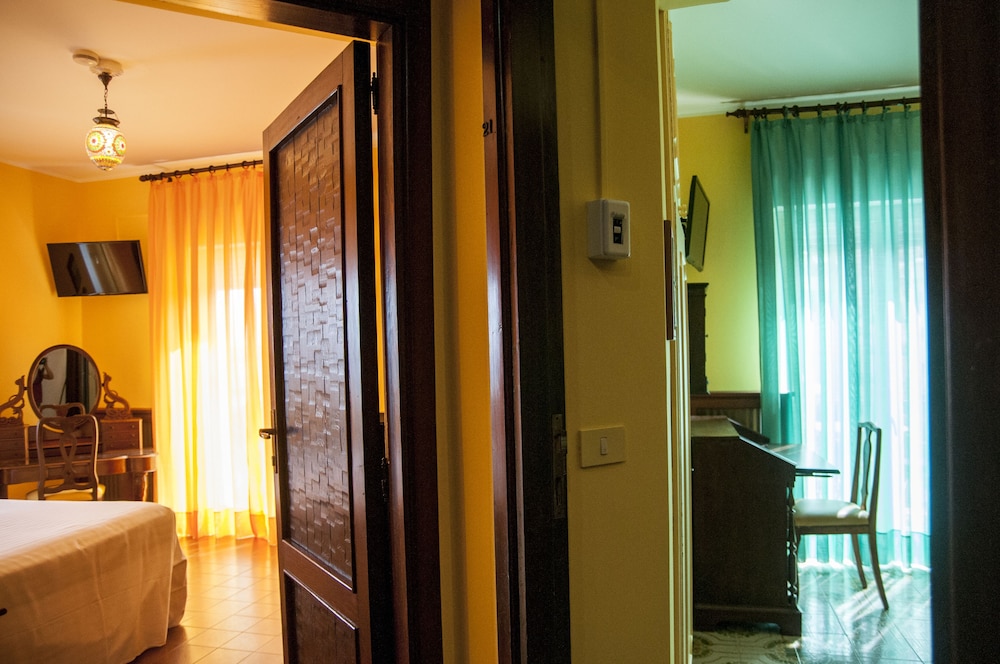 Deluxe Suite, Balcony, Sea Facing - Photo 17