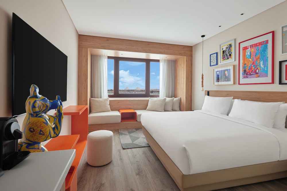 Room, 1 King Bed (Pyramid View)
