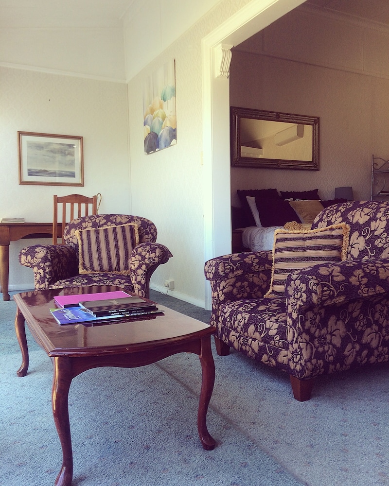Deluxe Studio Suite, 1 King Bed, Kitchenette, Harbor View, photo 6