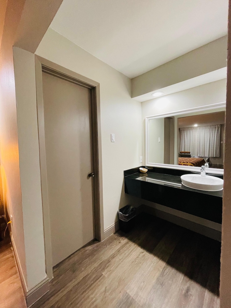 Deluxe Room, 1 King Bed, Non Smoking photo 3