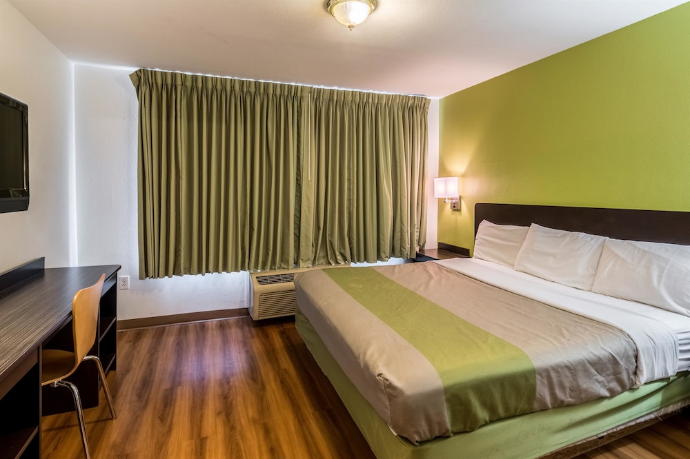 Deluxe Suite, 1 King Bed, Non Smoking photo 1
