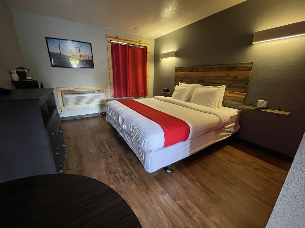 Standard Room, 1 King Bed (King ADA)