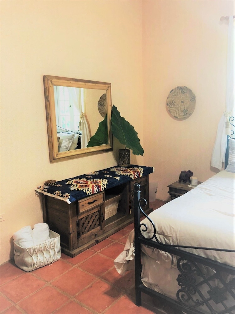 Deluxe Room, 1 King Bed, Garden View, Corner photo 3