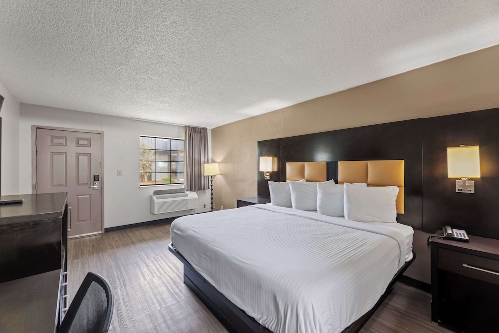 Business Room, 1 King Bed, Smoking - Photo 5