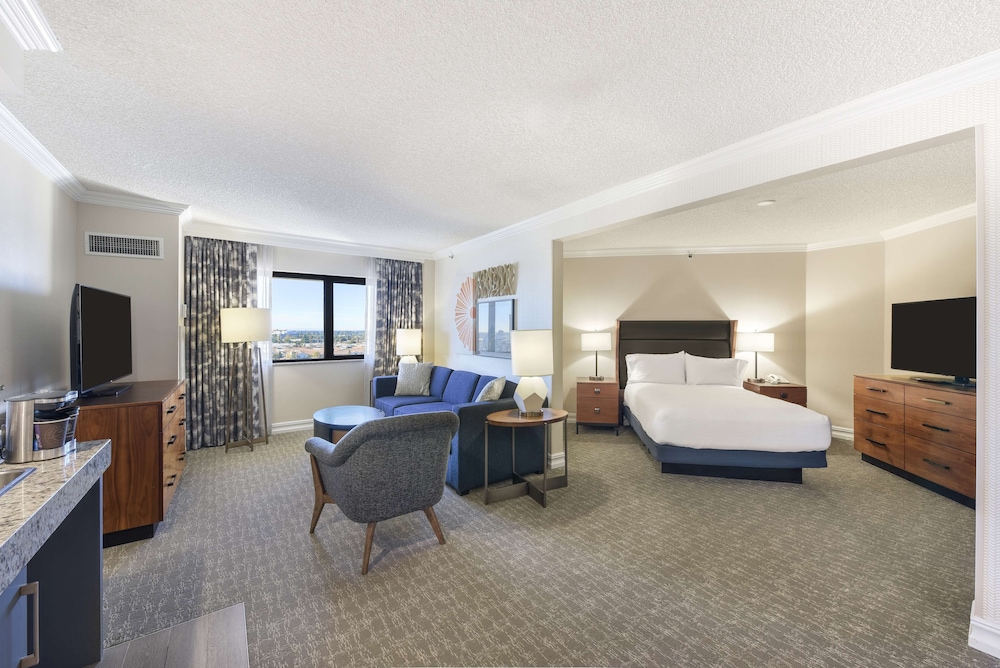 Family Suite - 1 King, 1 Double, 1 Queen Sofabed Hearing Access - Photo 6