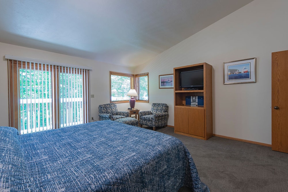 Signature Condo, Multiple Bedrooms, Balcony, Lake View photo 3