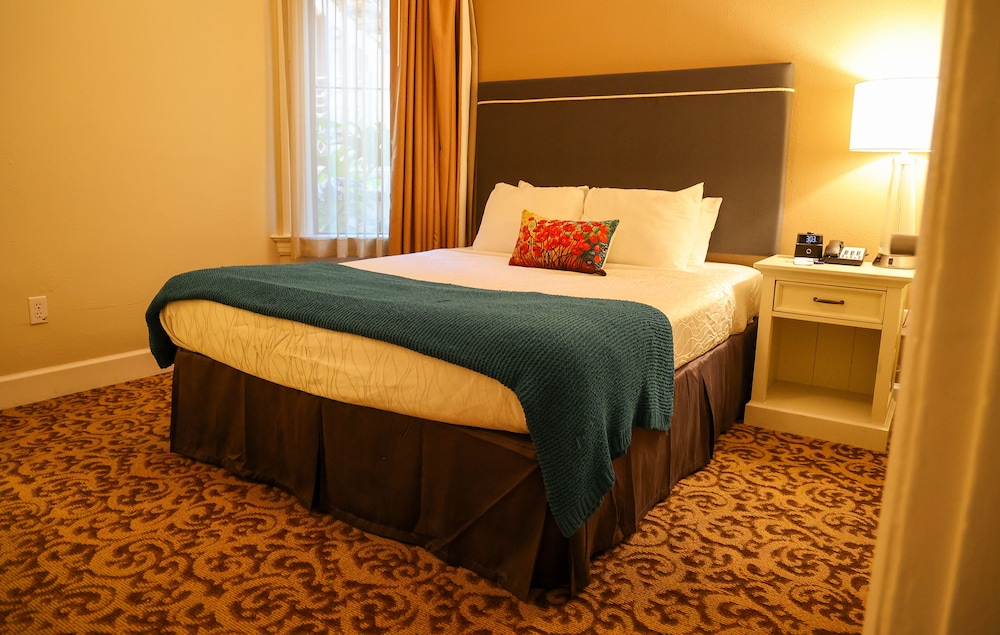 Suite, 3 rooms - 2 bedrooms w/Queen beds, Living/Dining Room photo 2