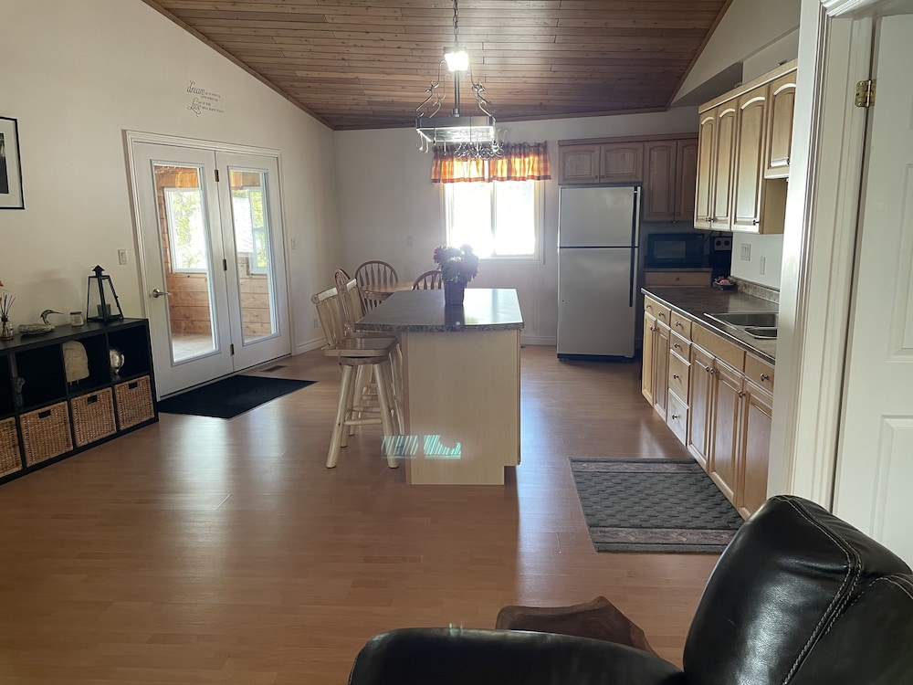 Luxury Penthouse, 1 Bedroom, Lake View (No Pets Allowed) photo 3