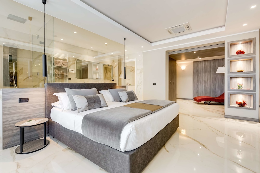 Suite, 1 King Bed, Balcony (Living Room) - Photo 3