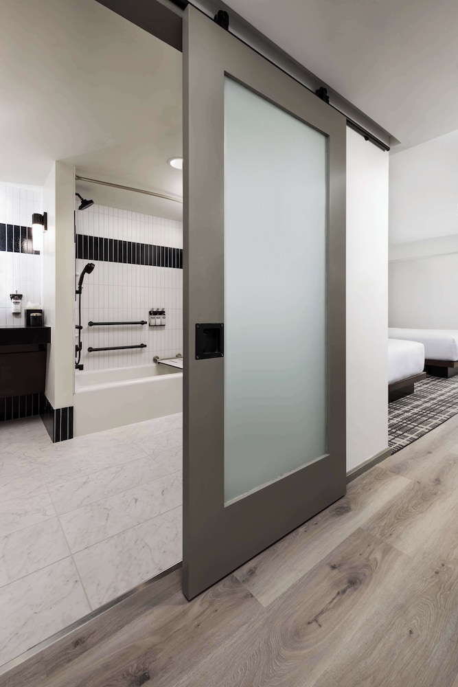 Club Room, 1 King Bed, Bathtub thumbnail 5