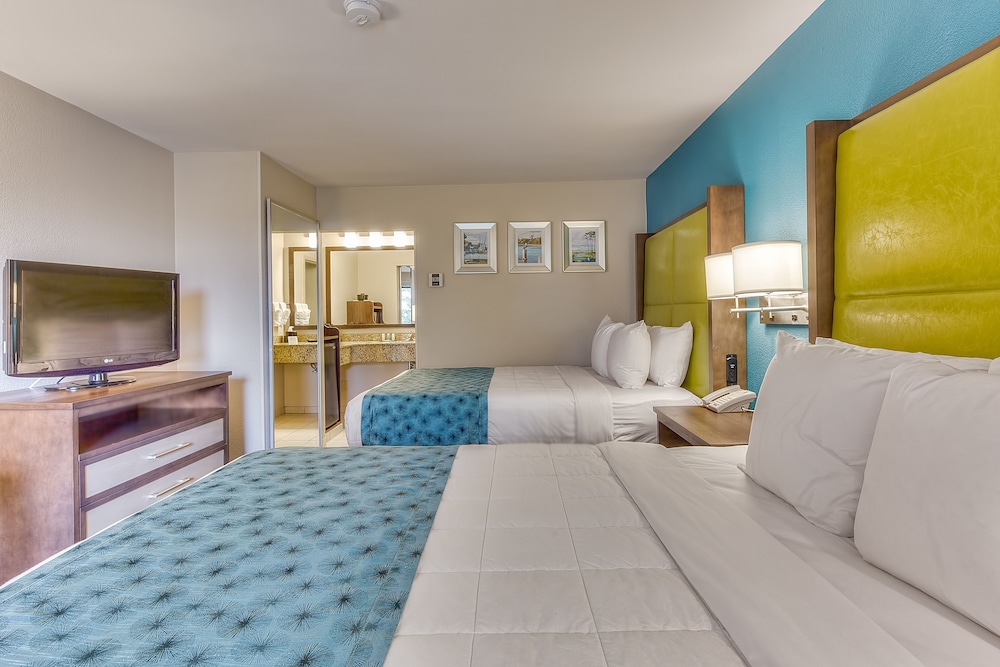 Room, 2 Queen Beds, Smoking (Pet Friendly) - Photo 2