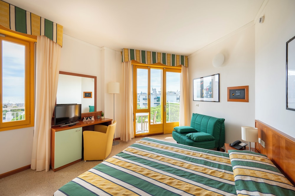 Superior Room, Partial Sea View photo 2