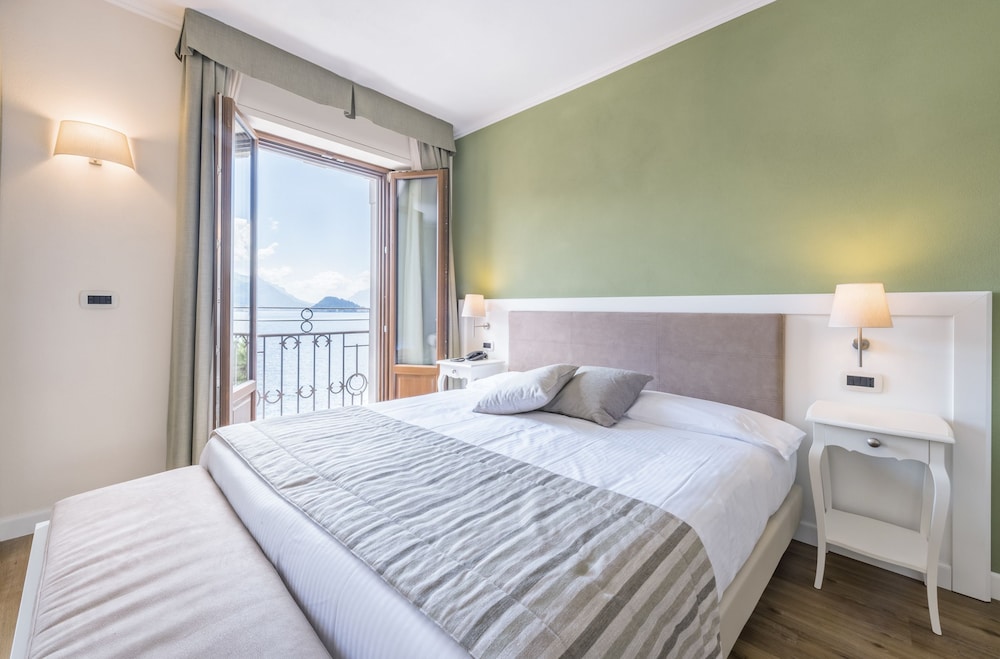 Superior Room, Lake View