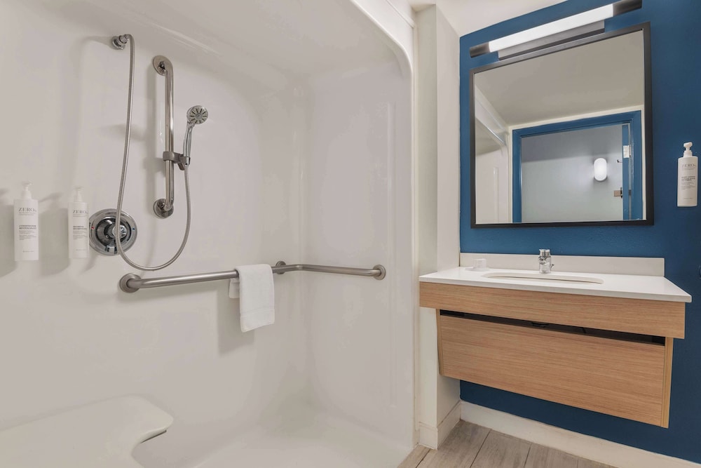 Room, 1 King Bed, Accessible (Mobility, Hearing, Roll-In Shower) - Photo 4